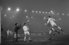 1920px-Europacup_I._Ajax_tegen_Liverpool_5-1,_Cees_de_Wolf_(rechts)_scoort_1-0,_links_k,_Besta...jpg